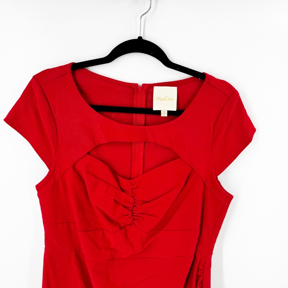 ModCloth Red Cutout Sweetheart Sheath Dress Plus Size 1X Cap Sleeve Ruched - Picture 3 of 6